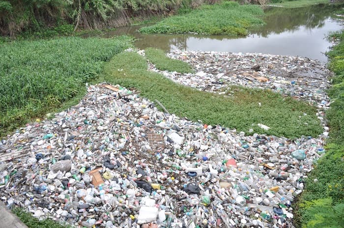 Criminal contaminación de arroyo a la vista de todos