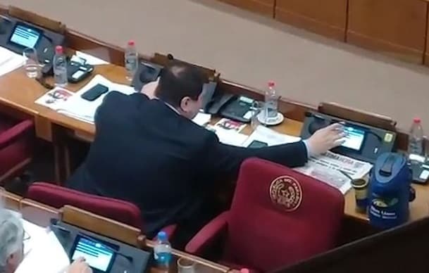 Llano minimiza "voto doble" de su colega senador