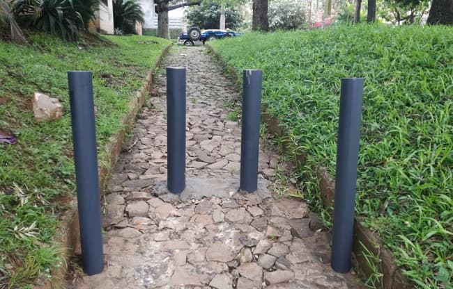 Denuncian obstrucción de vía pública con postes de metal