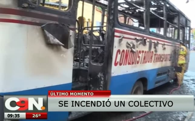 Bus arde en llamas sobre España
