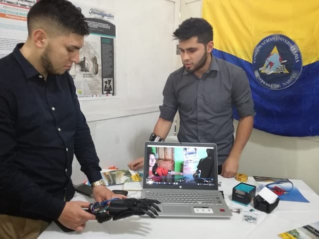 Jóvenes exponen proyectos en feria científica internacional