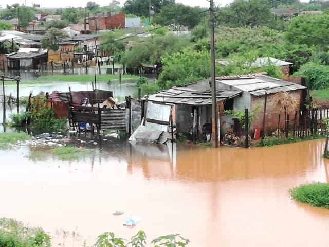 Madre urge ayuda ante agobiante crecida