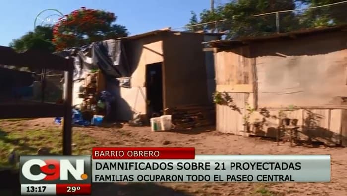 Damnificados copan paseo central de 21 Proyectadas