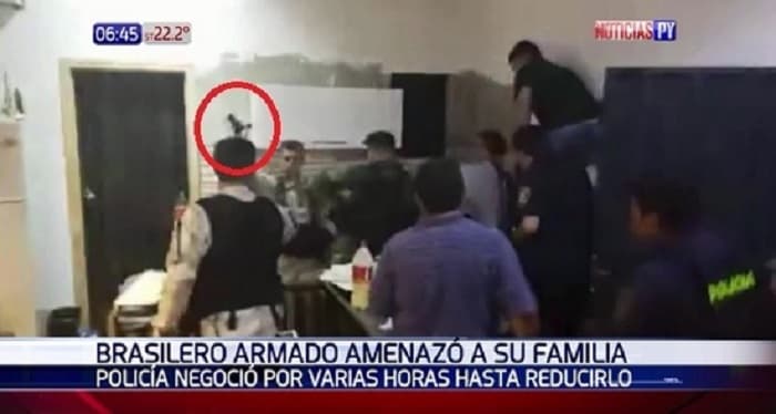 Policía desarma a un hombre luego de amenazar a su familia
