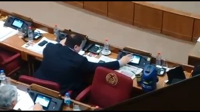 Presentan denuncia penal contra legislador que votó doble