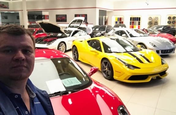 Senador Amarilla presume autos de colección