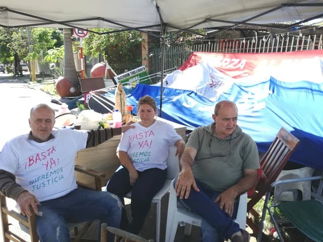Familia vive en la calle luego de desalojo “arbitrario de su vivienda”