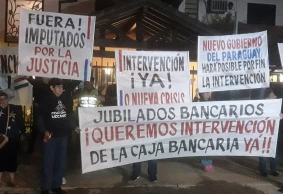 Con manifestación, exigen intervención de la Caja Bancaria