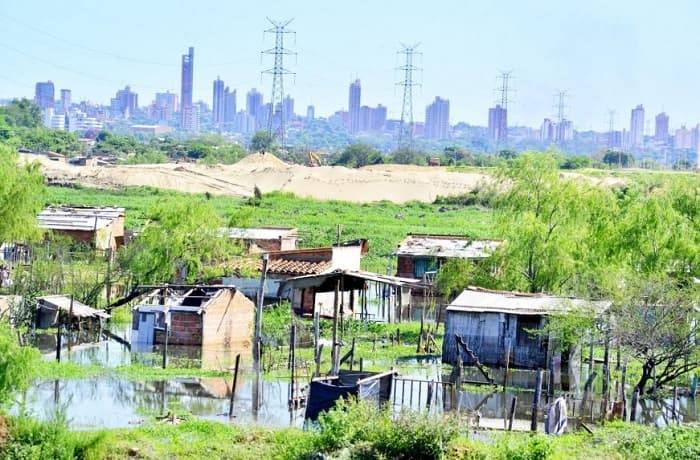 Subida inusual del río ya desplazó a unas 1.500 personas de las zonas ribereñas