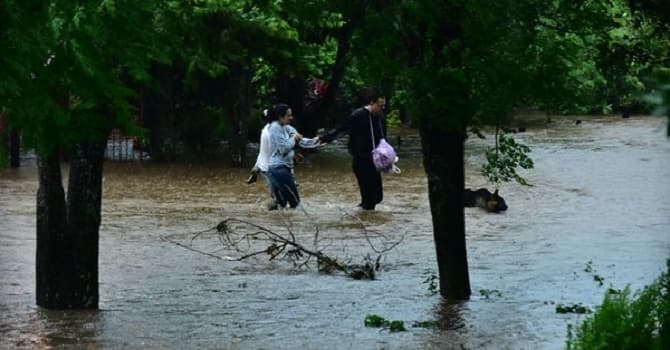 Temporal deja destrozos y evacuados en el sur