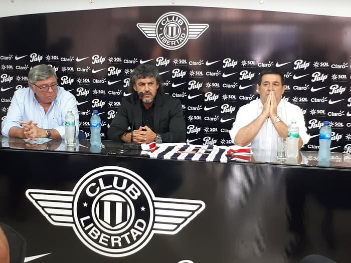 Con presencia de Cartes, Álvarez firma con Libertad por dos años