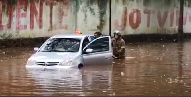 Intensas lluvias azotan a Ciudad del Este