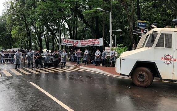Manifestante sufre herida en protesta contra Sandra McLeod