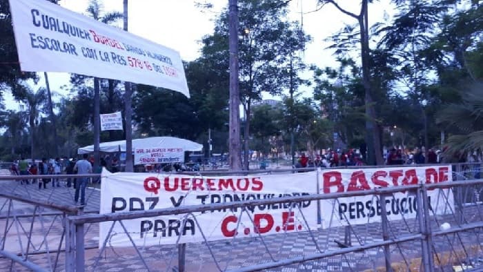 Grupos a favor y en contra de McLeod se manifiestan