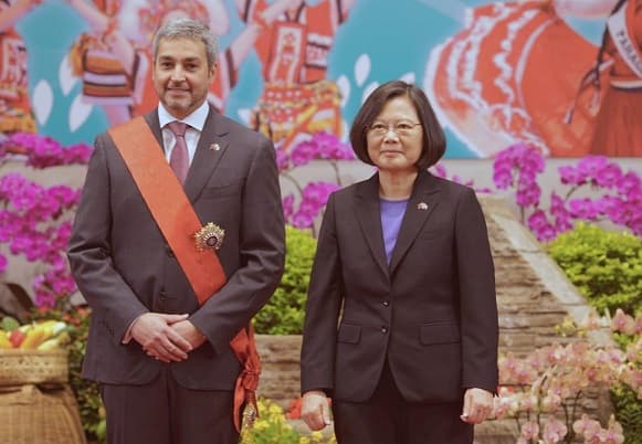 Abdo Benítez promete fidelidad a Taiwán