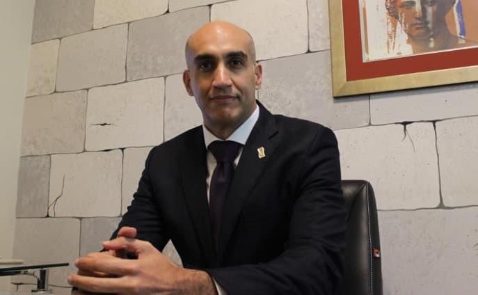 Mazzoleni destituye a funcionario y dice que no es factible cerrar hospitales