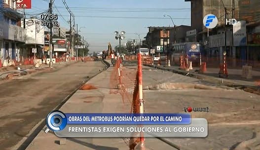 Camioneta "encalla" en  profundo bache en zona del metrobús
