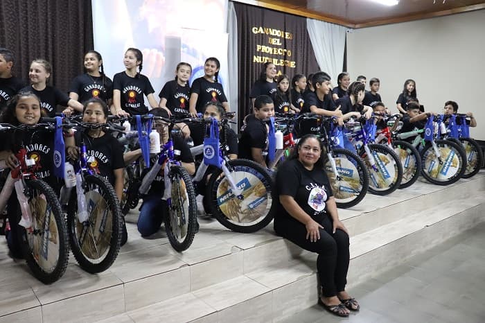 Programa educativo premia a 24 niños por explorar su creatividad