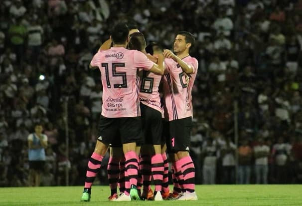 Olimpia golea y se adueña de la punta 