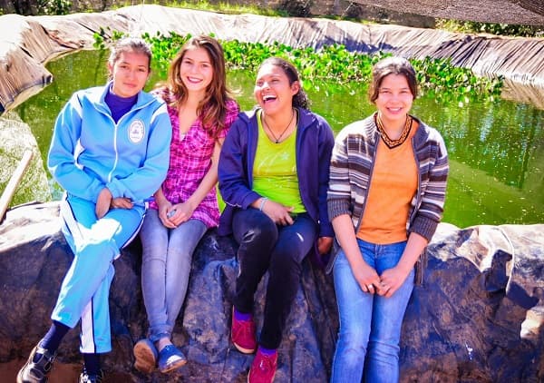 Jóvenes emprendedoras avanzan con proyecto de piscicultura