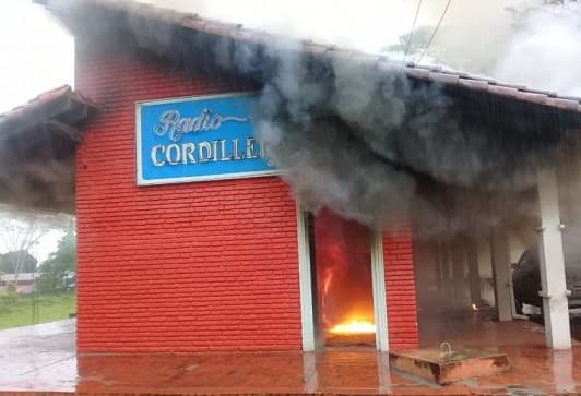 Rayo provocó incendio de estudio radial