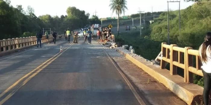 Conductor de camión muere al caer a río