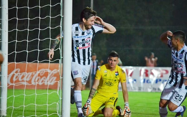 Santaní golea a Nacional y sigue peleando por la permanencia