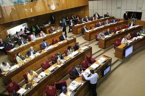 Senadores se oponen a reducción de salario