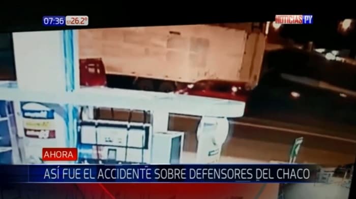 Camión embiste contra varios autos al perder los frenos