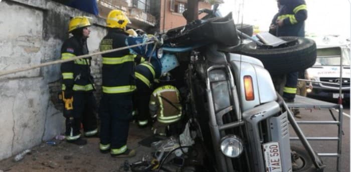 Cinco heridos en vuelco en zona del Mercado 4