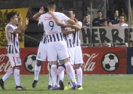 Nacional recibe a Libertad en el Arsenio Erico