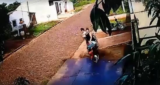 Mujeres y un bebé sufren accidente de motocicleta