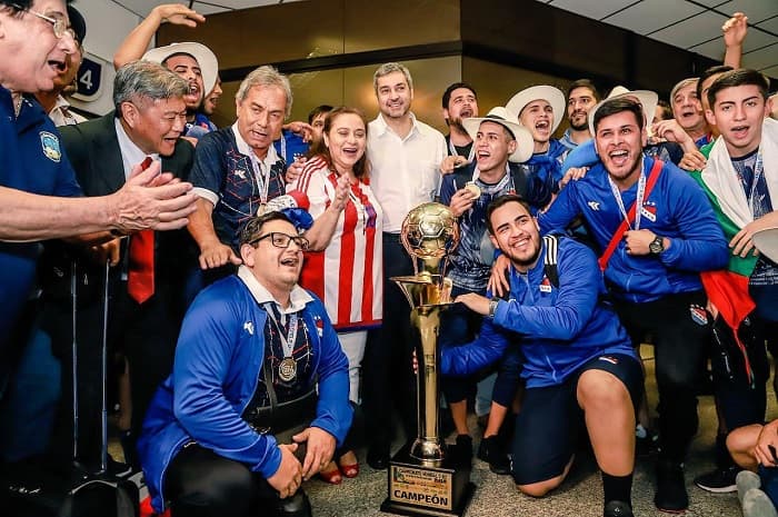 Presidente recibe a campeones del mundo