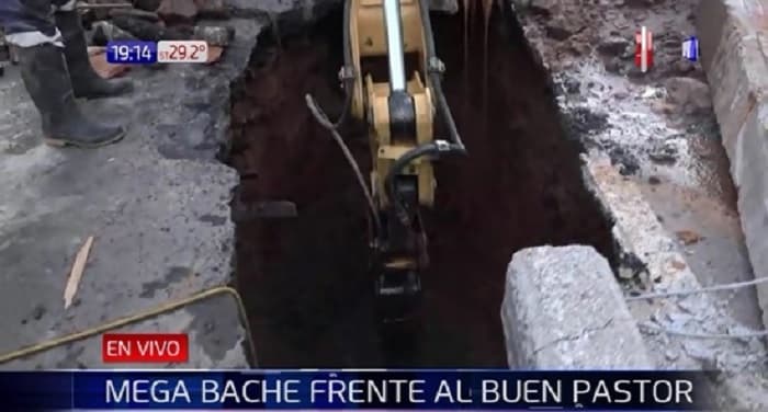 Reparan cráter generado por cloaca sobre Choferes