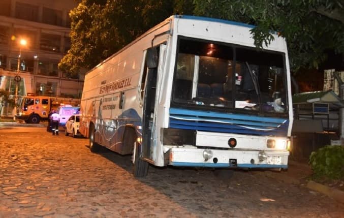 Motociclista fallece tras embestir contra transporte de encomiendas