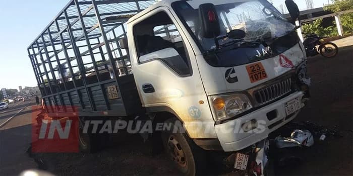 Muere motociclista tras chocar contra camión