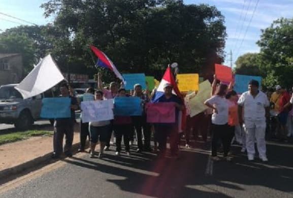 Funcionarios de Clínicas  inician huelga y cierran avenida