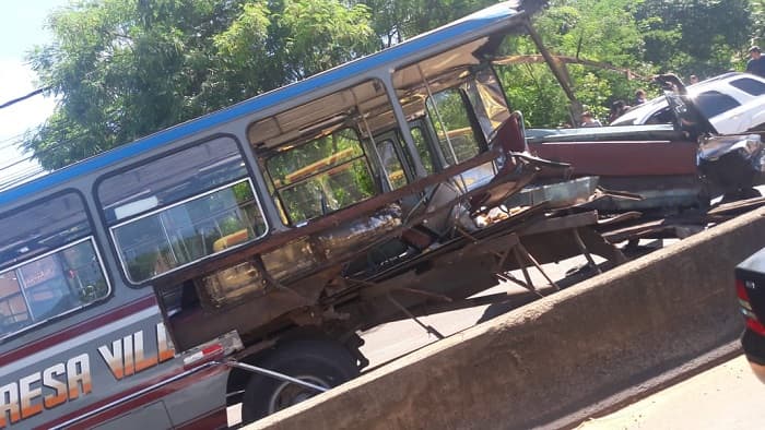 Ebrio al mando de aplanadora provoca grave accidente