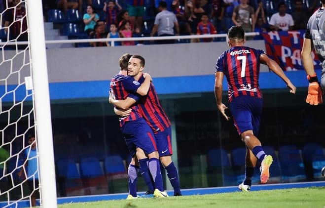 Cerro Porteño triunfa y sigue dando pelea