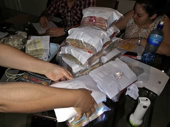 Revelan monto de dinero que “Cucho” guardaba en sofás