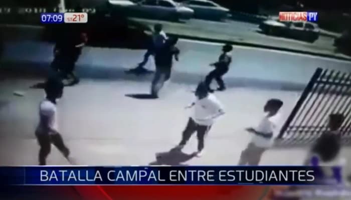 Estudiantes se trenzan en batalla campal en Fernando