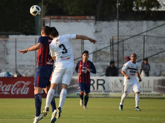 Un duelo por la punta y otro por la permanencia este domingo