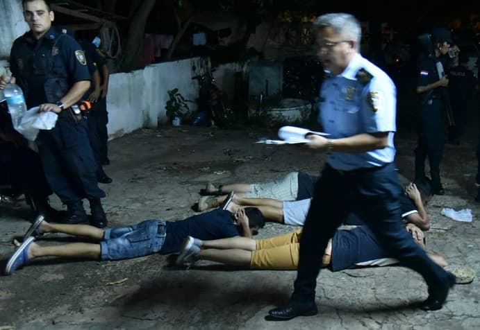 Decenas de hinchas permanecen detenidos en Limpio