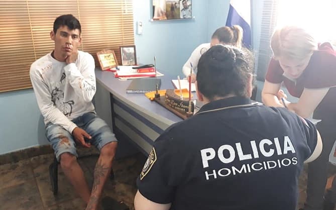 Madre entrega a su hijo sospechoso de asesinar a un amigo