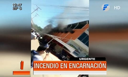 Bomberos controlan llamas en shopping encarnaceno