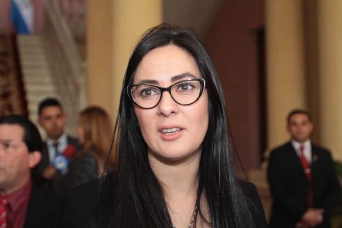 Ministra niega negociado con Messer