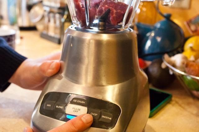 Mujer es sospechosa de matar y luego cocinar con arroz a su novio