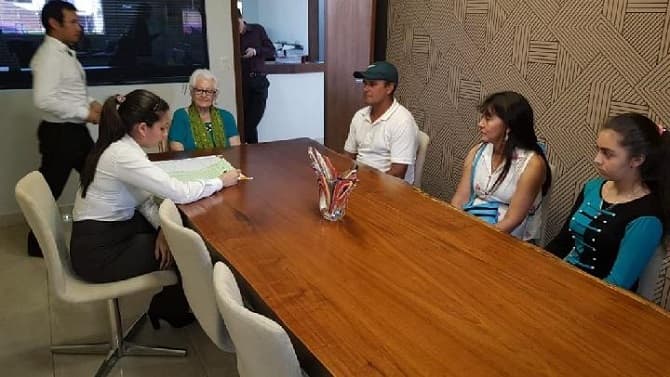 Limpiador recibe terreno por su honestidad