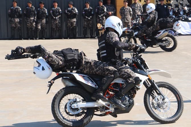 Policía niega haber abandonado a policía herido
