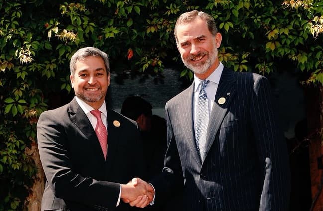 Rey de España conversa con Abdo Benítez sobre impulso a inversiones